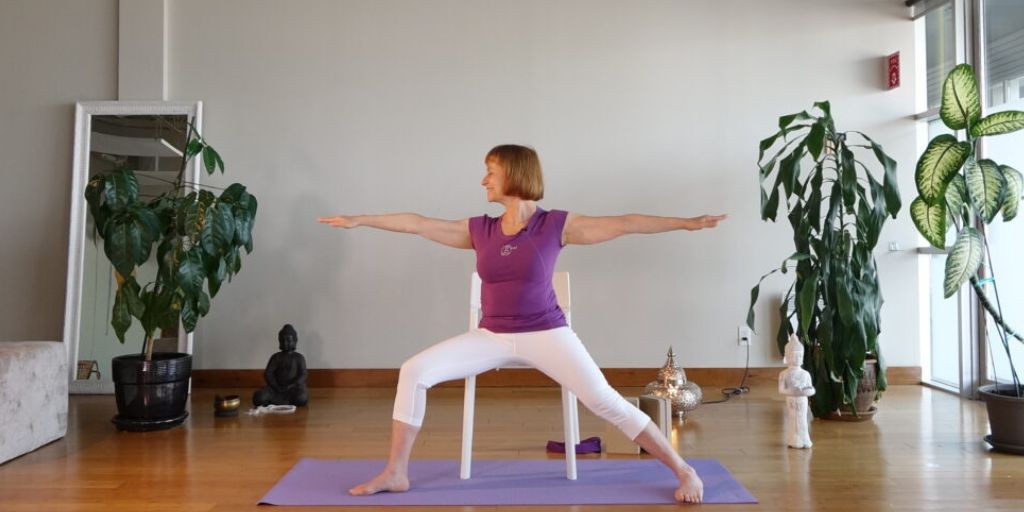10 Postures de Yoga sur chaise facile à intégrer au travail